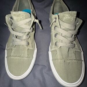 Blowfish women’s size 9.5 Green Canvas Sneakers